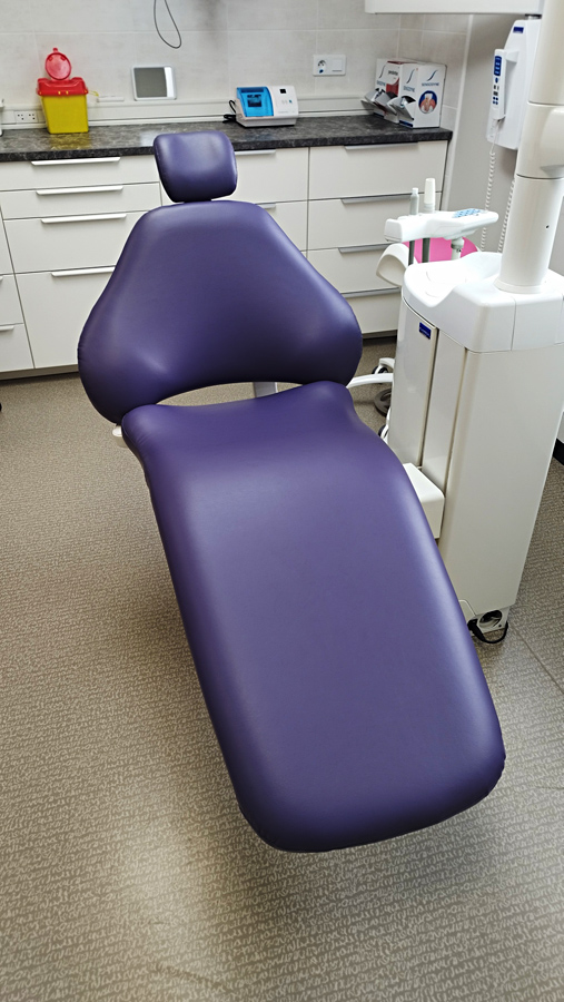 Fauteuil de soins revêtu en vinyle médical par Sellerie du Parc