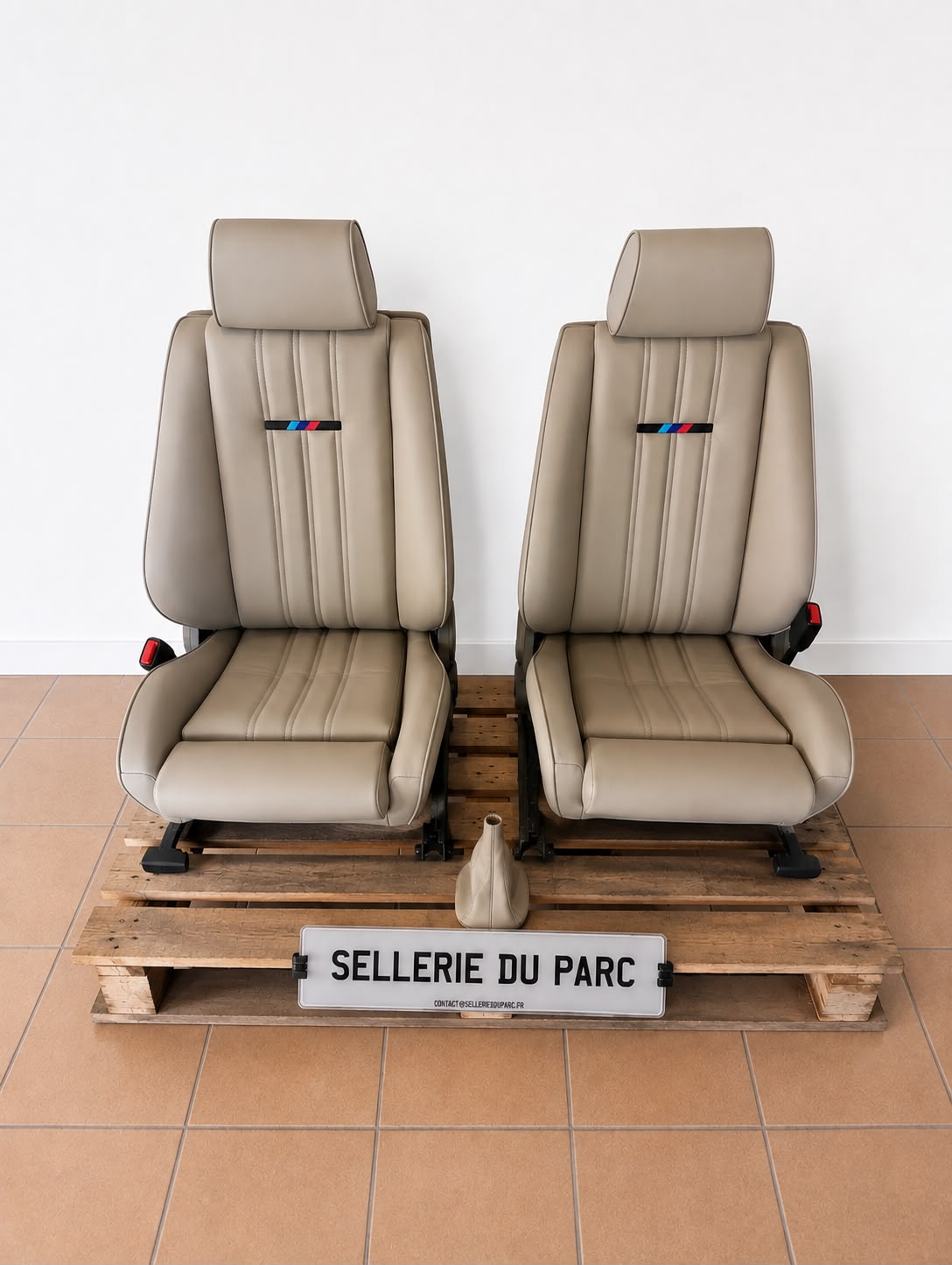 Deux sièges automobiles restaurés, prêts à rejoindre l’atelier Sellerie du Parc